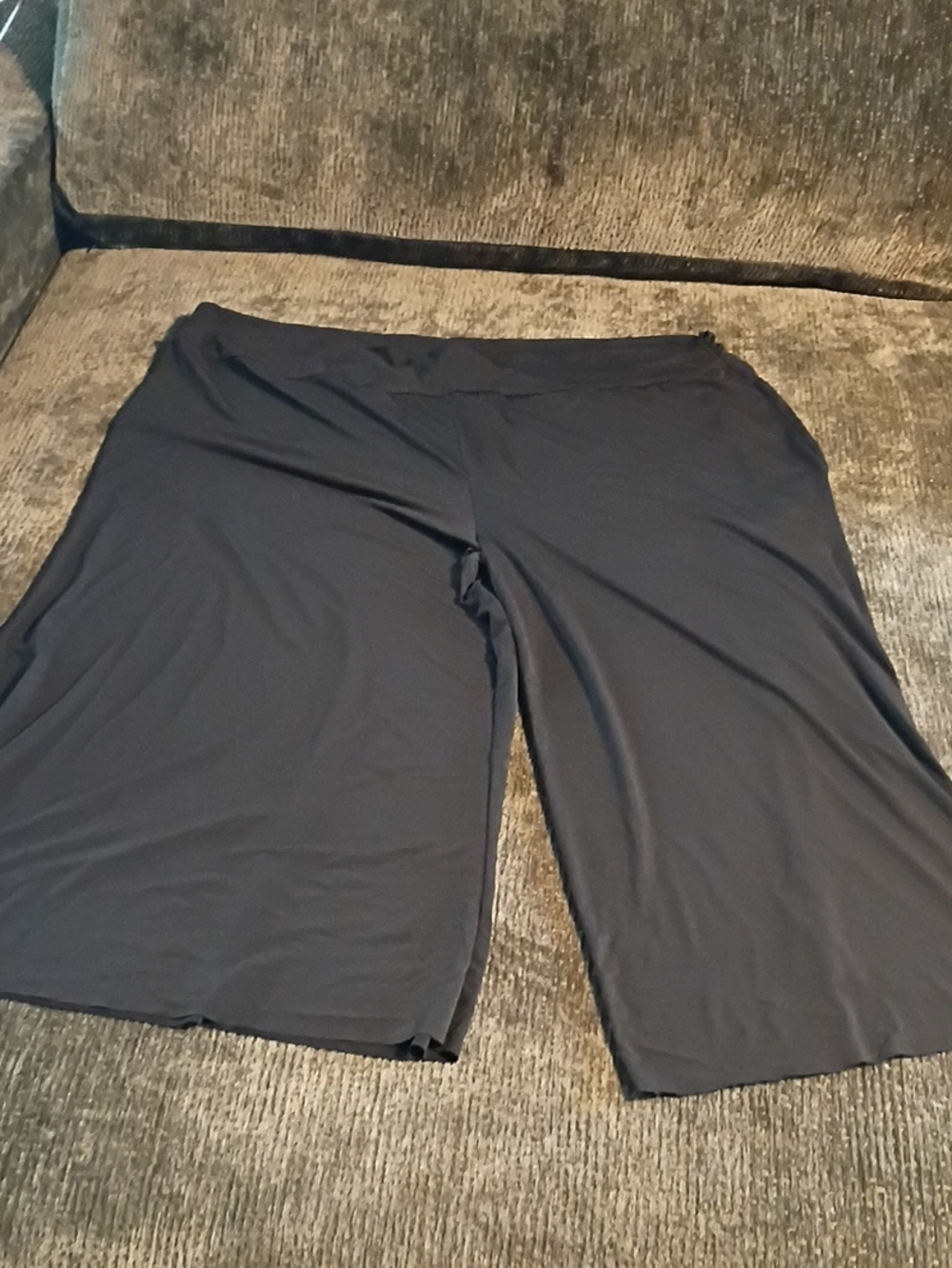 Women's Black Wide-Leg Pull-On Capris